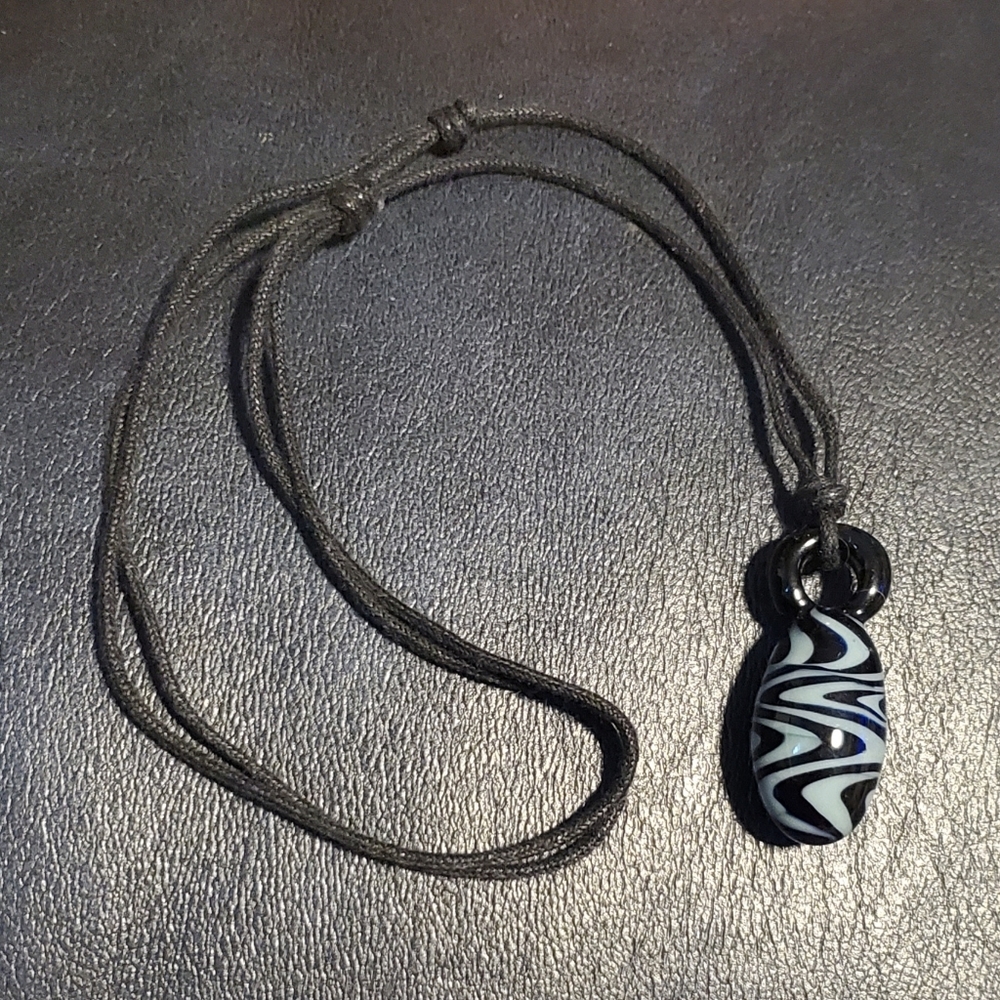 Adjustable glass necklace